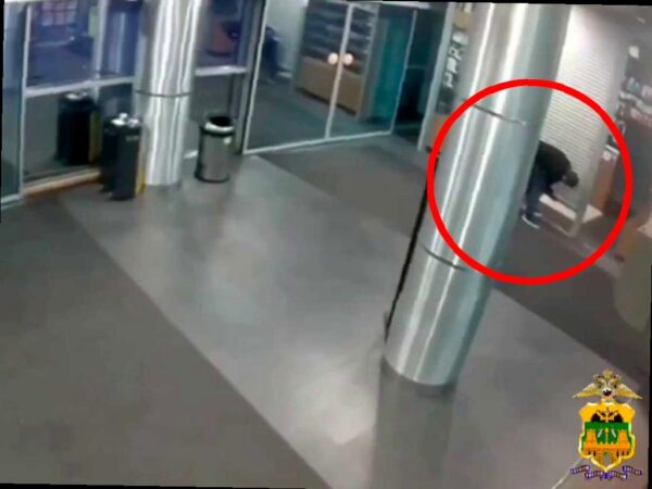 Вор в Адлере обчистил павильон в ТЦ на виду у посетителей