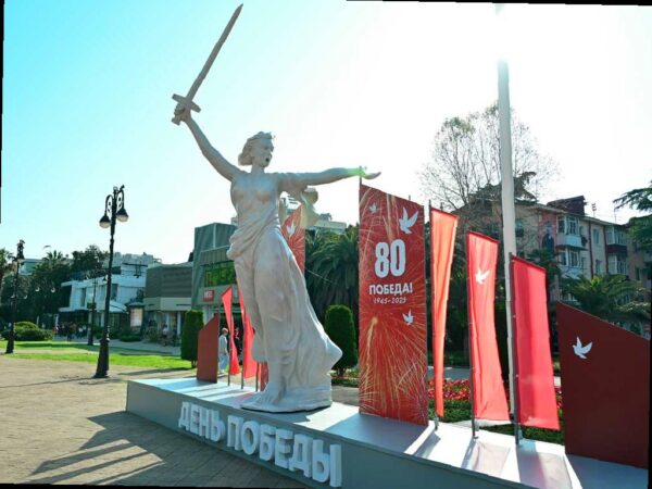 В Сочи предложили сохранить на улицах арт-объекты, посвященные Дню Победы, до конца года. Эти объекты были установлены к юбилею Победы в Великой Отечественной Войне. Городские общественные организации ветеранов поддержали эту инициативу, как сообщили в городской администрации.