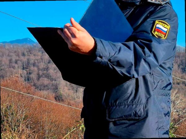 Жительница Сочи снесла свой новый коттедж, чтобы получить разрешение на выезд за границу. Она купила участок на Красной Поляне несколько лет назад и начала строительство без необходимых разрешений. Суд приказал ей уничтожить постройку.