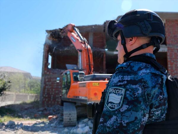 В Сочи начали сносить самострои, включая трехэтажный дом