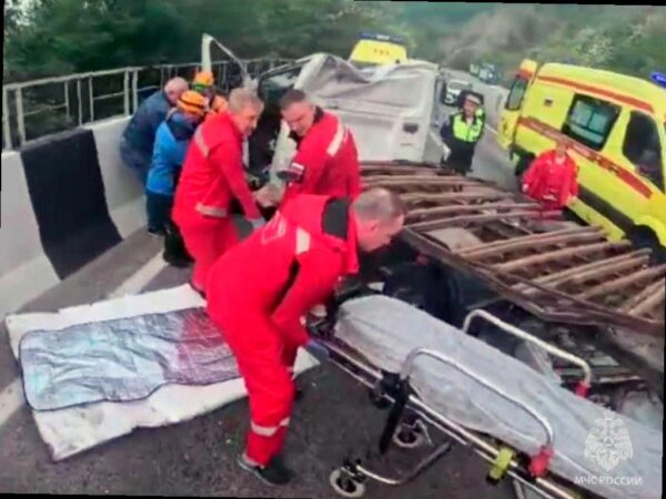 На Мамайском перевале в Сочи спасатели помогли водителю, попавшему в аварию