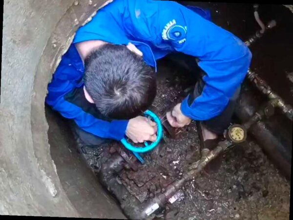Водоканал Сочи продолжает отключать воду должникам в Центральном районе