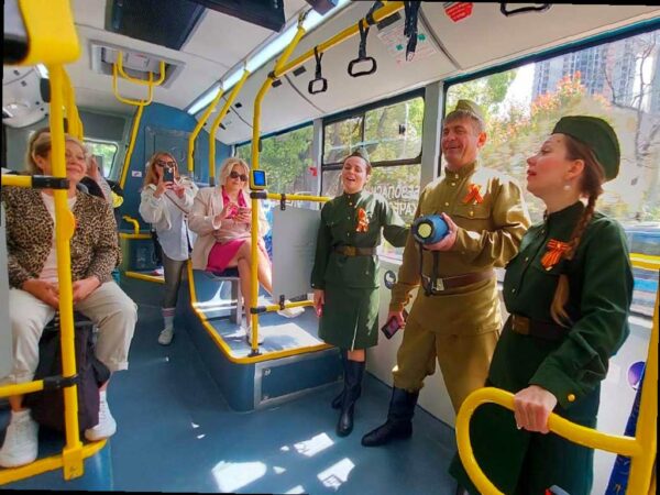 Праздничный настрой в сочинских автобусах: песенный марафон и акция «Бессмертный полк»