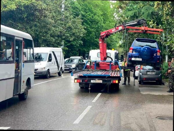 Массовая эвакуация автомобилей в Сочи из-за нарушения правил парковки