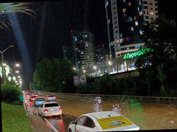 Сильные дожди накрыли Сочи, город справляется с последствиями