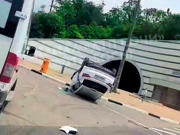 Каршеринг перевернулся перед тоннелем на Дублере в Сочи