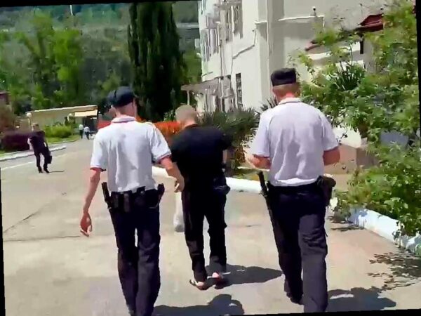 В Сочи арестовали уличного торговца за продажу гранатового сока. Мужчину из Коми уже штрафовали за незаконную деятельность, но он не заплатил штраф. В марте его арестовали на 7 суток и теперь уже второй раз. Мировой суд назначил ему еще 5 суток ареста. Подробности читайте по ссылке.