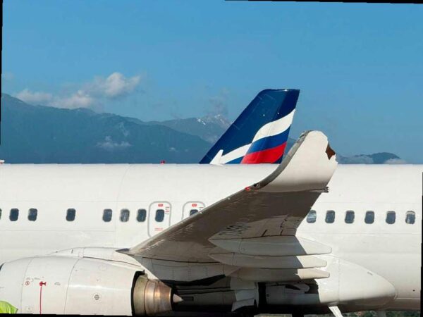 Два самолета столкнулись в аэропорту Сочи