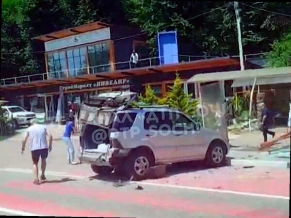 Автомобиль без водителя столкнулся с остановкой в селе Казачий Брод
