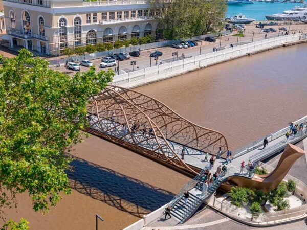 Мост «Волшебный лист» открыли в Сочи в День города. Эта уникальная ажурная конструкция соединила пляж и речную набережную «Ривьера» с Приморской набережной. Теперь он стал частью пешеходного маршрута «Две реки — одно море» протяженностью 15 километров.
