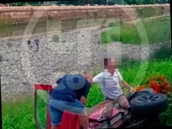 Автомобиль упал в реку после столкновения на набережной Сочи