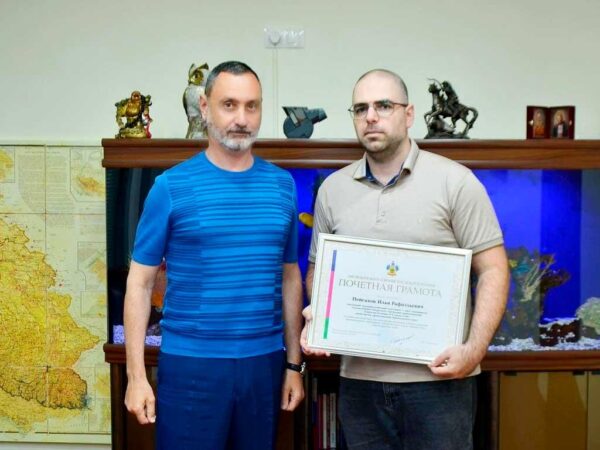Медики Сочи получили почётные грамоты от Законодательного Собрания Краснодарского края за свой вклад в развитие здравоохранения. Депутат Виктор Тепляков вручил награды заместителю главного врача инфекционной больницы №2 Александру Меняйло и заведующему эндокринологическим отделением больницы №4 Илье Пейсахову. Врачи получили заслуженное признание за свою самоотдачу и профессионализм. В своей речи Тепляков отметил, что медики каждый день спасают жизни и вносят неоценимый вклад в медицину региона. Ссылка на источник и фото: teplyakov.info.