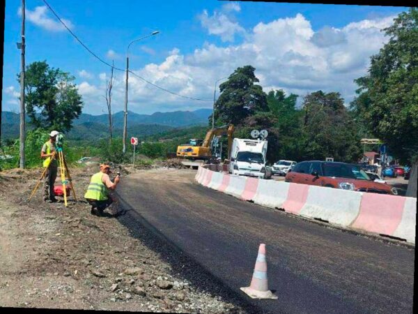 На оползневом участке в Дагомысе ускорено проводят укладку асфальта