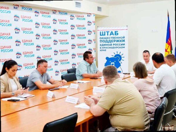 Депутат Виктор Тепляков контролирует ликвидацию оползня на улице Краснодонской