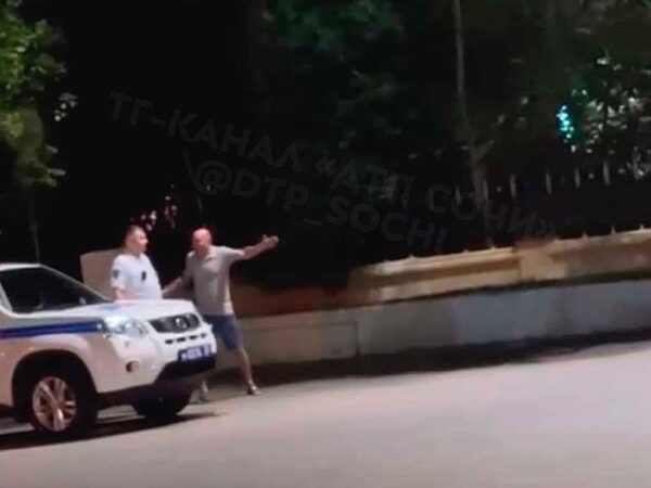 Пьяный мужчина нанес подзатыльник инспектору ГИБДД в Сочи