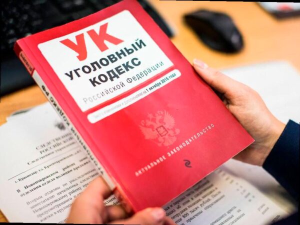 Подростки из Павловского района Краснодарского края оказались в серьезных неприятностях. 16-летний парень и 15-летняя девушка столкнутся с судом из-за угона автомобиля учителя. В начале апреля они сбежали из социально-реабилитационного центра и угнали машину. По пути в Сочи им пришлось прервать путь из-за полицейской погони. Позже все подростки были задержаны. Старшие подозреваемые находятся под стражей, а младшего отправили в спецшколу. Уголовное дело направлено в суд. (Источник: sochinews.io)