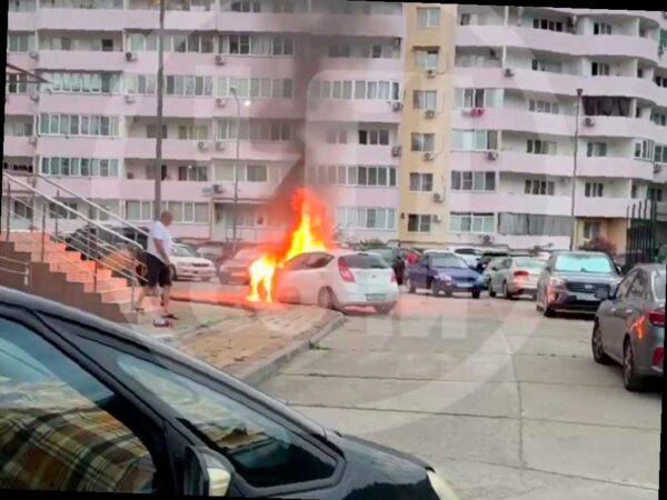 Автомобиль загорелся во дворе жилого дома в Сочи