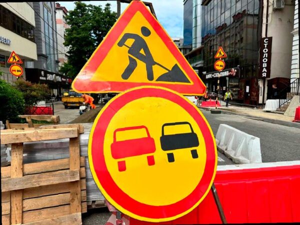 В центре Сочи начнется капитальный ремонт участка на улице Гагарина с 1 августа. От улицы Егорова до дома №1/3 будет перекрыт съезд на Гагарина. Движение транспорта по улице Егорова будет организовано по временной схеме. Изменения в маршрутах общественного транспорта будут объявлены позже. Подробности о введении одностороннего движения на двух улицах центрального района Сочи можно узнать по ссылке. Фото и схема предоставлены Администрацией Сочи.