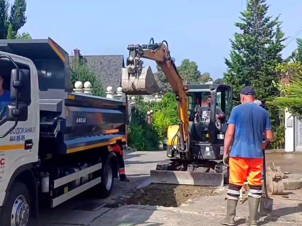Сочинский Водоканал исправляет аварию на улице Рахманинова