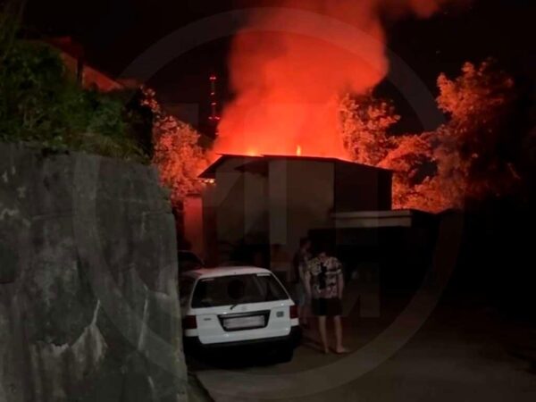 Ночью в Сочи произошел пожар в двухэтажном здании