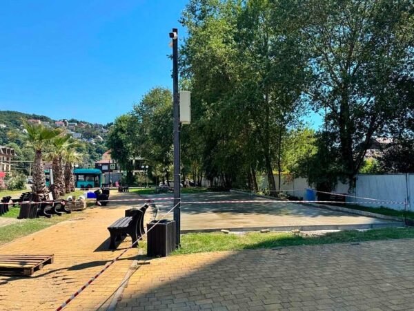 В Лазаревском районе Сочи приводят в порядок пешеходные зоны