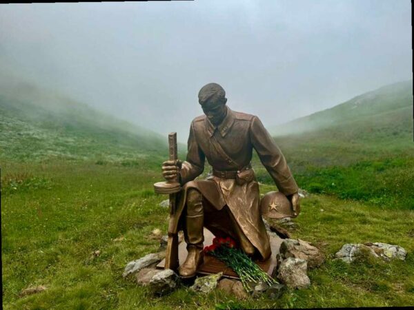 В горах Сочи открыт памятник воинам