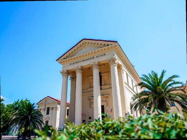 Зураб Церетели представил свои произведения в Сочи