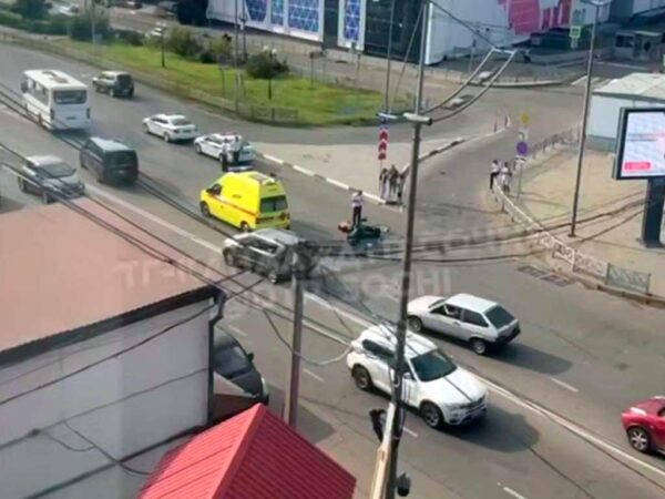 Автоледи сбила мопедиста после поворота через сплошную в центре Сочи