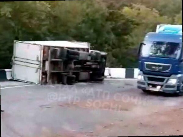 В Сочи произошла авария с грузовиком