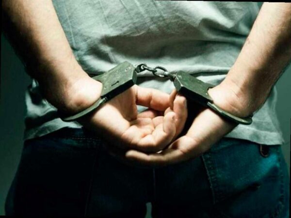 В Адлере приезжий похитил вещи из автомобиля, где спал водитель