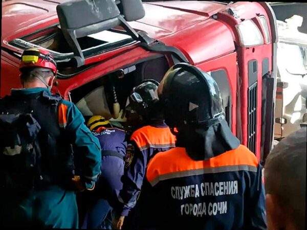 Женщина была зажата в грузовике после ДТП в посёлке Чемитоквадже