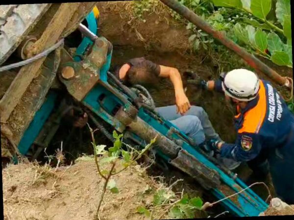 В Сочи экскаватор перевернулся, угрожая водителю