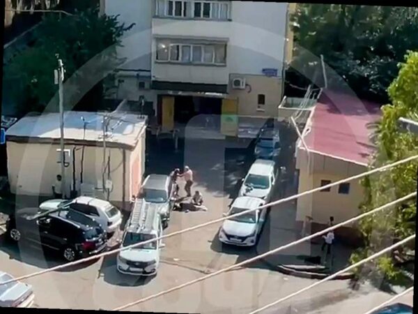 В Хостинском районе Сочи произошёл инцидент: мужчина в форме ранил другого человека. Согласно информации из телеграм-канала «ЧП Сочи», конфликт разразился во дворе дома. Пьяный мужчина вел себя неадекватно, шатаясь и угрожая. Свидетели утверждают, что он достал нож и атаковал своего оппонента. Прохожие вмешались, один из них оказал помощь пострадавшему. Скорая помощь забрала раненого, его состояние неизвестно. Полиция задержала нападавшего, 39-летнего местного жителя. Правоохранительные органы продолжают работу над этим случаем. (Источник: sochinews.io)