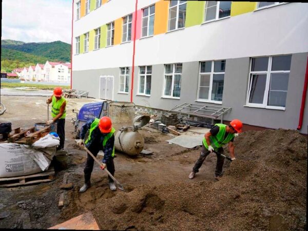 Готовность новой школы в Лазаревском районе Сочи превышает 83%