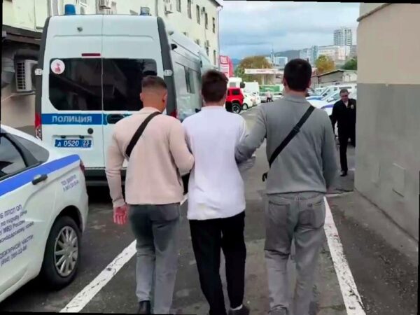 Приезжий в Сочи угрожал ножом и отнял у прохожего сумку