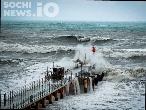 Бурный старт недели в Сочи: ветер и шторм