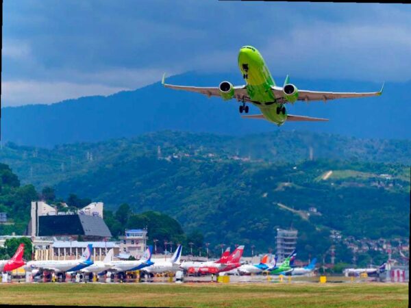 10 человек не смогли улететь из Сочи в Новосибирск из-за переполненности рейса