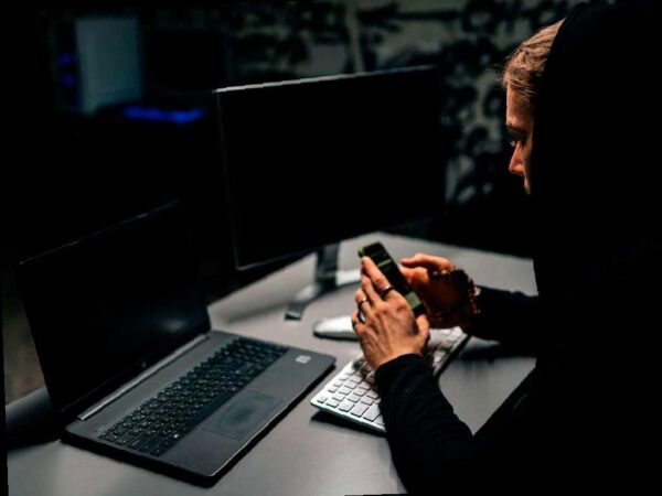 Две жительницы Адлера стали жертвами мошенников, потеряв более 3 миллионов рублей. Одна из них попала на уловку через сайт знакомств, где «кавалер» предложил ей инвестировать. После перевода денег она столкнулась с технической проблемой, и злоумышленники попросили использовать карту ее подруги. Таким образом, обе подруги потеряли крупные суммы денег. Полиция возбудила уголовное дело по статье о мошенничестве (159 УК РФ).