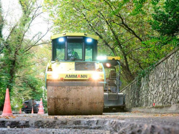 Сочи готовится к открытию обновленного Новороссийского шоссе летом 2026 года. Мэр города, Андрей Прошунин, лично проверил ход капитального ремонта дороги протяженностью 5,5 километра. Этот проект не просто ремонт, а стратегически важный шаг для разгрузки транспортной сети города.