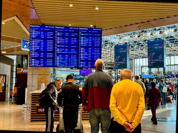 Утром в аэропорту Сочи было объявлено, что из-за угрозы атаки безпилотных летательных аппаратов были временно ограничены полеты. В связи с этим экипажи 10 самолетов решили отправиться на запасные аэродромы для обеспечения безопасности, сообщили в пресс-службе аэропорта.