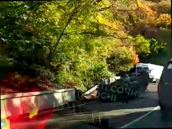 Автомобиль перевернулся на трассе «Джубга — Сочи»