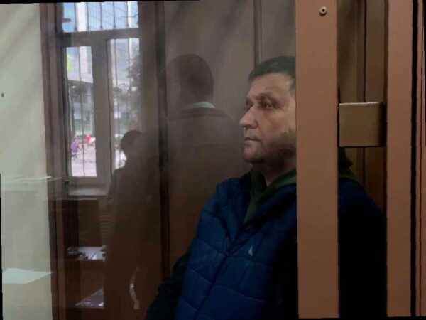 Бывший вице-губернатор Кубани Александр Власов арестован по обвинению в хищении. Октябрьский районный суд Краснодара установил срок ареста на два месяца до 29 ноября 2025 года. Власову предъявлены обвинения в злоупотреблении полномочиями и мошенничестве. Детали уголовного дела не разглашаются. Сообщалось, что он может быть причастен к хищению средств целевой субсидии для участников СВО. (Фото: Объединенная пресс-служба судов Краснодарского края)