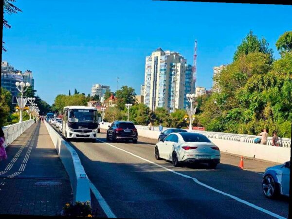 На Верещагинском виадуке в Сочи начались дорожные работы. Специалисты приводят в порядок дорожное покрытие на площади около 2,7 тысяч квадратных метров.