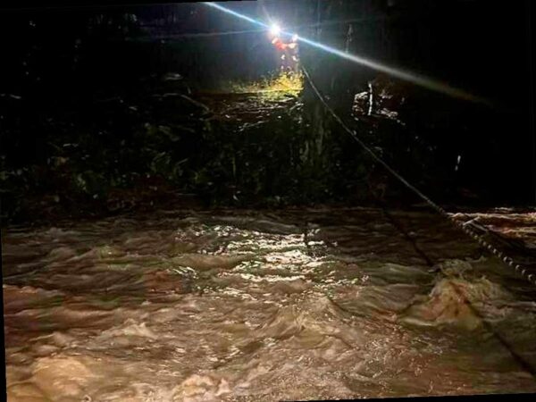 В Сочи местный житель попал в беду из-за неожиданного подъема уровня воды в реке Цанык. Вечером 10 октября он решил пересечь реку на своем автомобиле, но машина была затянута водой. Мужчина оказался в ловушке, окруженный водой с двух сторон. К счастью, спасатели прибыли на место и с помощью специального снаряжения эвакуировали его в безопасное место, где его уже ждали близкие. Подробности происшествия можно найти здесь. На фото: спасатели работают на берегу реки.