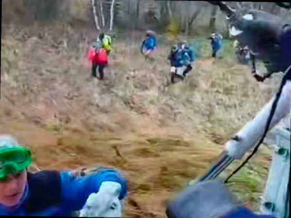 Группа туристов, которая застряла в горах Сочи из-за обильных дождей, была успешно эвакуирована вертолётом. Восьмеро путешественников, среди которых было двое детей в возрасте 10 и 13 лет, были спасены спасателями МЧС.