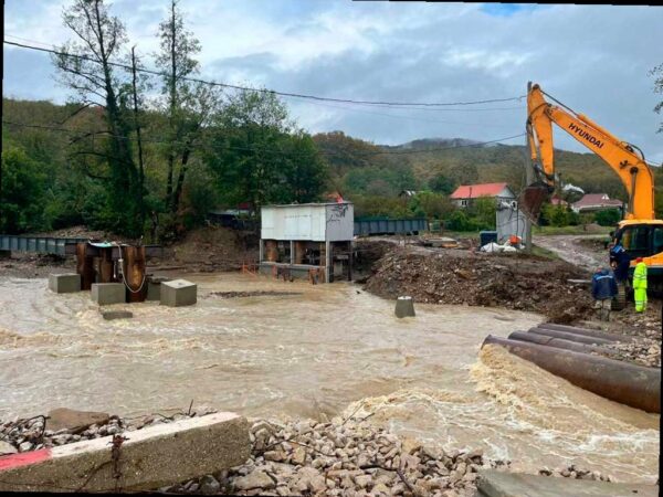 Воздушная переправа для жителей села Молдавановка на Кубани