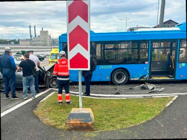 В Сириусе произошла авария: легковушка столкнулась с автобусом