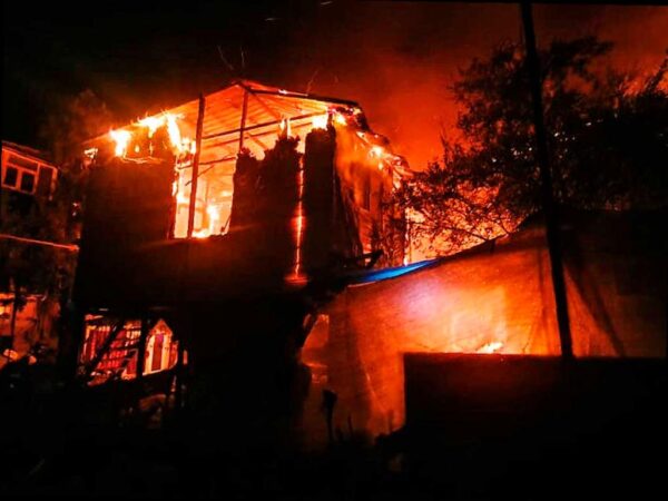 Пожар в посёлке Дагомыс: сгорели три дома и автомобиль