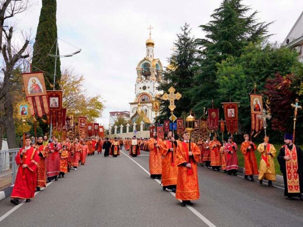 В Сочи временно ограничат движение из-за крестного хода к празднику Святого Михаила Архангела