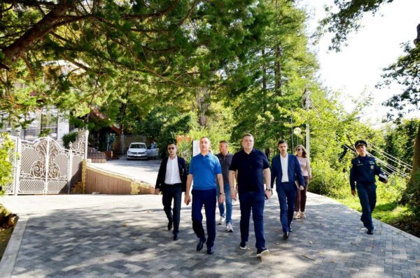 «Виктор Тепляков оценил состояние популярной «Тропы здоровья» в Хостинском районе Сочи»